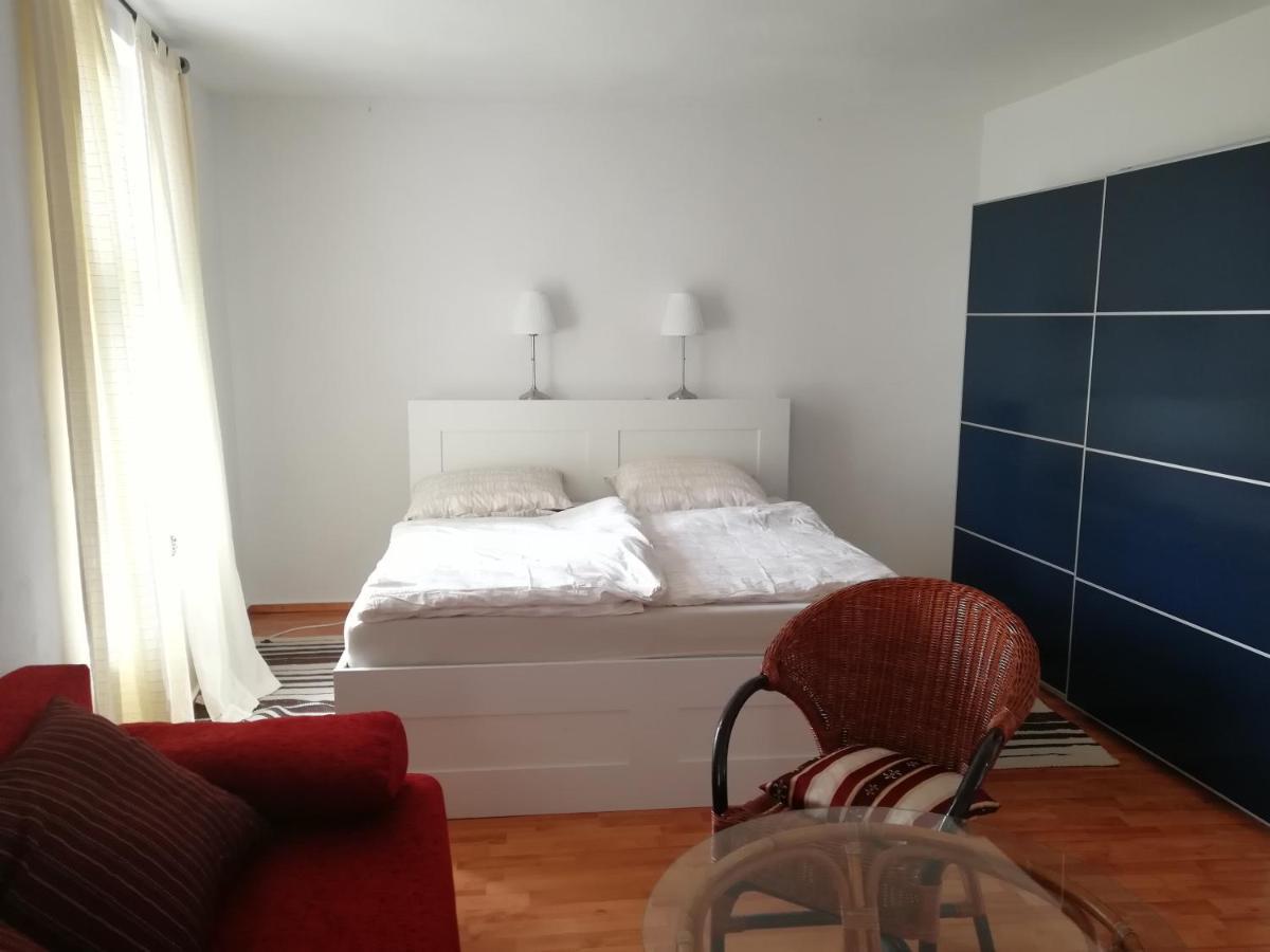 Ehemalige Bibliothek Fuer 2 Mit Kueche Kamin Netflix Parken Und Hofladen Apartment Steinhofel